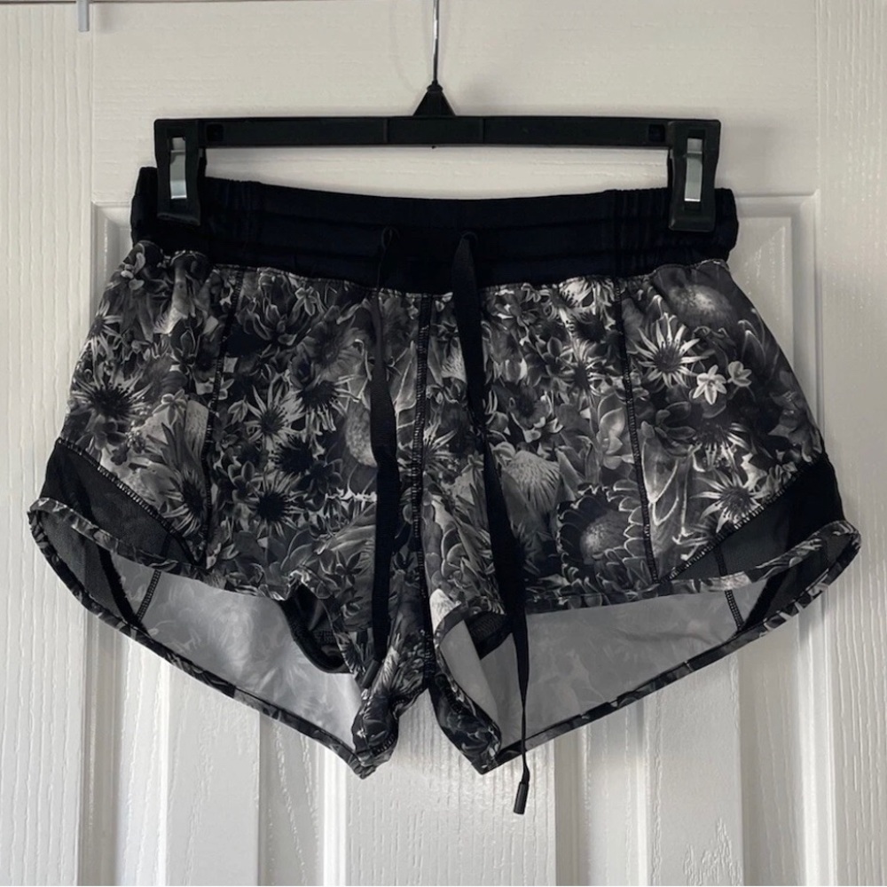 Lululemon Women’s Hotty Hot Shorts Size 4 Floral Shorts